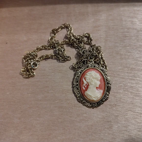 Vintage Cameo Necklace Salmon - Picture 3 of 4